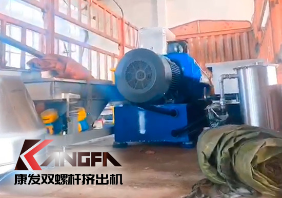 十一雙節(jié)長(zhǎng)假前夕，康發(fā)65機(jī)D型箱雙螺桿擠出機(jī)組順利發(fā)貨！坐標(biāo)河北！